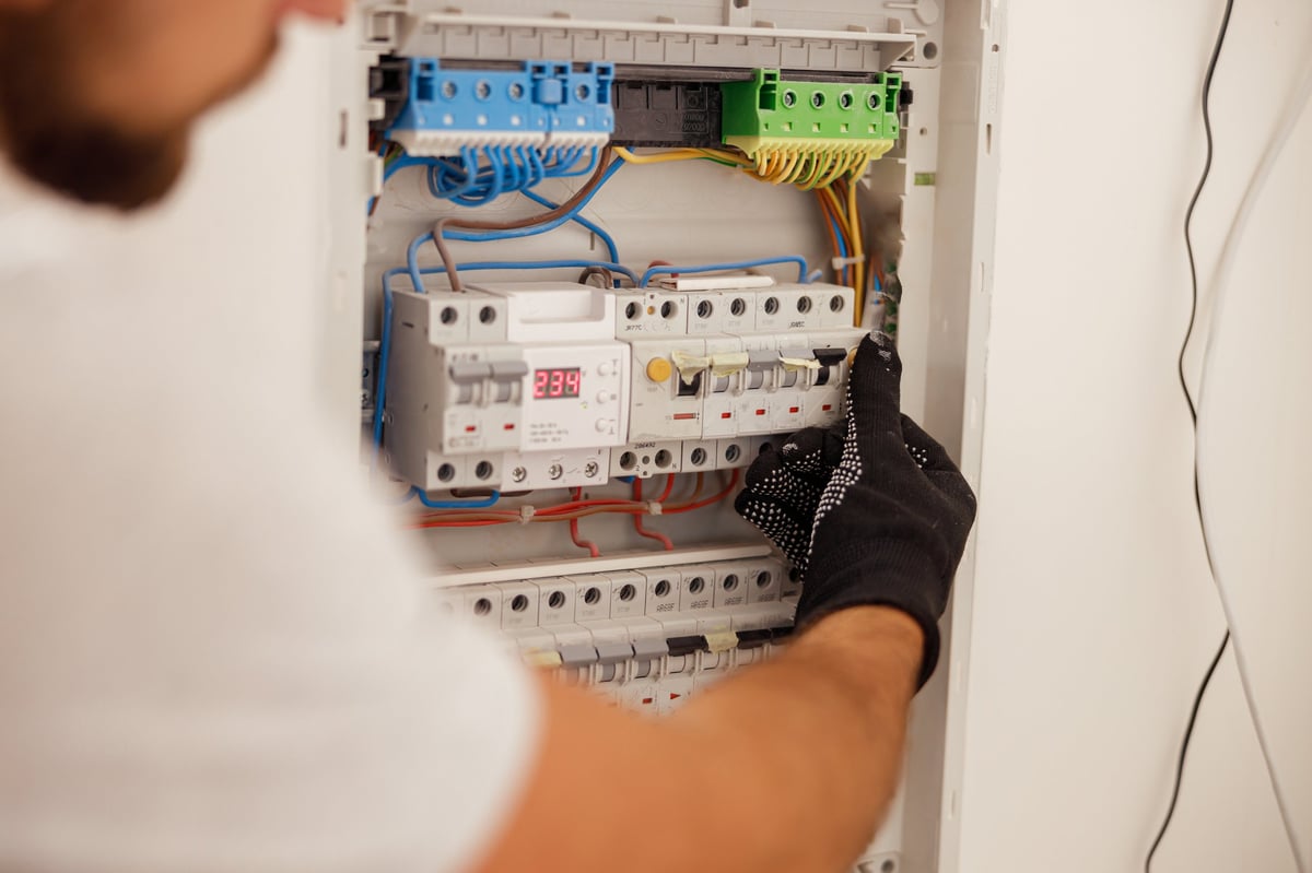 Consumer unit and circuit breaker installation